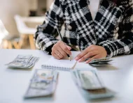 El décimo tercer sueldo podría llegar desde noviembre a trabajadores de empresas privadas que decidan adelantar el pago.