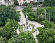 La Columna de los Próceres se levanta en el Parque Centenario como homenaje a los protagonistas de la independencia de Guayaquil.