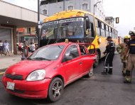 Un expreso colisionó con un auto en Quito y Capitán Nájera, dejando dos personas heridas.