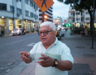 Francisco Bravo, de 70 años, llegó desde Loja a vivir al Guayaquil de los lagarteros, las estaciones de buses en los parques y los viajes a Durán en lancha.