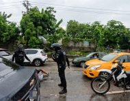 Agentes policiales durante las detenciones en el norte de Guayaquil.