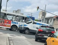 Un camión blindado quedó atrapado en una alcantarilla en las calles Manuel Galecio y Tulcán, en el centro de Guayaquil, luego de que una de sus ruedas se hundiera en la calzada.