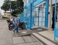 Representantes llegaron al plantel a pedir información sobre el posible caso de tuberculosis.