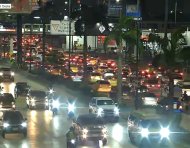 Extensas filas de vehículos se evidenciaron en la avenida Pedro Menéndez Gilbert, en el norte de Guayaquil, entre la tarde y noche de este jueves 15 de octubre.