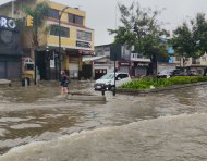El agua se apoderó de varios tramos de las calles de Guayaquil, dejando una postal que vuelve a repetirse cuando las precipitaciones ganan intensidad.
