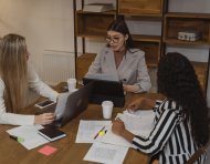 El programa Ecuador Productivo financiará estudios de cuarto nivel para 595 personas. Los interesados deberán cumplir los requisitos y criterios de selección establecidos en la convocatoria.