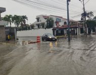 Un vehículo intentaba circular por un tramo inundado de la avenida Víctor Emilio Estrada, la mañana de este lunes 19 de octubre.