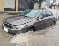 Un vehículo intentaba circular por un tramo inundado de la avenida Víctor Emilio Estrada, la mañana de este lunes 19 de octubre