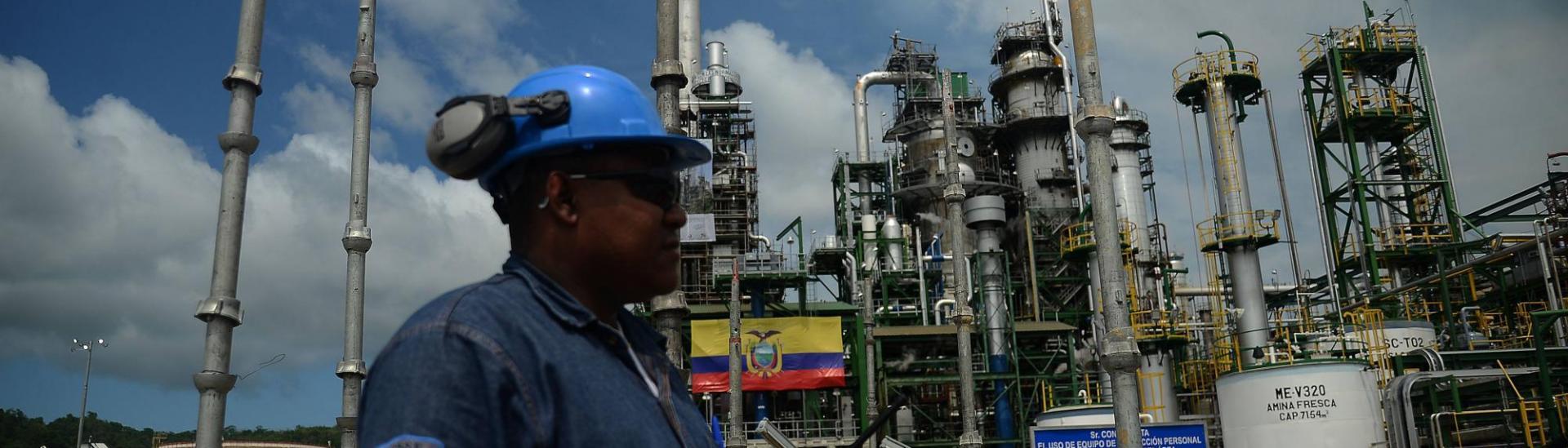 Trabajador en la planta de Petroecuador.