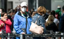 Passengers use face m (31437644)