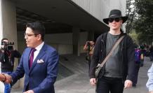 El abogado Carlos Soria y su cliente Ola Bini, investigado por presunta vulneración de sistemas informáticos, llegaron a la Fiscalía, este 16 de agosto. El defensor aseguró que el informático se seguirá presentando todos los viernes.