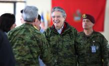 Visita. Guillermo Lasso visita destacamento militar y participa en un evento por el día del padre.