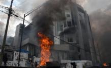 Acto. El incendio provocado en la Contraloría en el contexto de la protesta indígena no pudo sofocarse porque los bomberos fueron impedidos de llegar.
