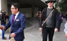 El abogado Carlos Soria y su cliente Ola Bini, investigado por presunta vulneración de sistemas informáticos, llegaron a la Fiscalía, este 16 de agosto. El defensor aseguró que el informático se seguirá presentando todos los viernes.