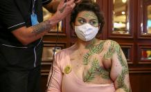 Una mujer fue registrada al posa con las cicatrices de sus mastectomías pintadas con coloridos motivos florales , durante el lanzamiento de la campaña