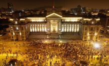 Manifestantes participan en una multitudinaria marcha de protesta contra el nuevo gobierno del presidente Manuel Merino, hoy, frente al Palacio de Justicia