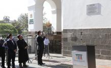 El procurador general del Estado, Íñigo Salvador, mostró la placa.
