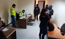 Según la Fiscalía General del Estado (FGE), los detenidos son investigados por el delito de peculado en la compra de insumos y prótesis para hospitales del IESS.