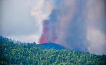 La colada del volcán avanza a 700 metros por hora arrasando casas y cultivos