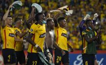 Jugadores de Barcelona celebran al ganar la serie de penaltis este 15 de febrero de 2022, en un partido de la Copa Libertadores entre Barcelona SC y Montevideo City Torque en el estadio Monumental