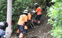 Miembros del Cuerpo de Bomberos de Guayaquil rescataron al joven que se arrepintió de suicidarse.