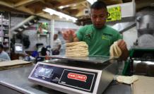 Los productores de maíz alertaron este lunes que los altos precios de este producto han disparado los precios de la tortilla, un icono de la cocina mexicana y base de la dieta nacional, a máximos históricos en el pasado mes de marzo.