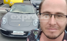 El juez Diego Moscoso aparece en una selfie, delante de un carro. Él dice ser un aficionado de los vehículos antiguos y de alta gama, pero, asegura, que no es dueño de algún carro de ese tipo.