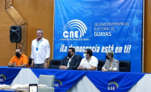 Jimmy Jairala llena los formularios de aceptación de la candidatura a la alcaldía de Guayaquil