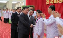 Pionyang declara la "victoria" sobre la covid-19, que Kim Jong-un habría pasado con "fiebres altas"
