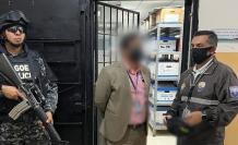 En este operativo realizado en Guayaquil se incautaron cajas con documentación y computadores. No hubo detenidos.