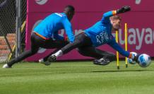 Goalkeeper Javier Burrai (c) participates in training today, at the National Team House, in Quito (Ecuador).