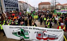 Tausende Menschen versammeln sich in Deutschland für eine ökologische Verbesserung des öffentlichen Nahverkehrs
