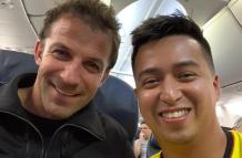 Del Piero en el avión junto al ecuatoriano Luis Felipe Maridueña.