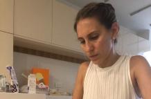 Jessica Abouganem prepara pan en su casa.
