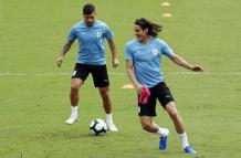 Los jugadores de la selección de fútbol de Uruguay Giorgian De Arrascaeta (i) y Edinson Cavani (d) participaron en un entrenamiento el viernes en el estadio Barradao, en Salvador (Brasil), previo a su encuentro con Perú.
