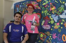 Nathy y Patricio en la sala de su casa, espacio desde donde imparten las clases.