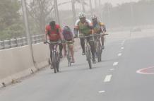 Ciclistas conducen en medio de las partículas del Sangay, en Guayaquil.
