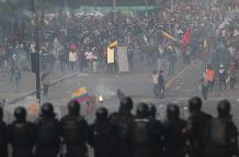 Foto del 11 de noviembre de 2019 de manifestantes y policías se enfrentan durante una nueva jornada de protestas en Quito