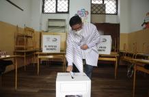 La elecciones avanzan en los recintos electorales.