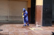Un trabajador limpia las calles de Guayaquil, en la zona regenerada del centro.