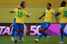 Fotografía de archivo de Everton Ribeiro (2i) de Brasil mientras celebra un gol con Neymar.