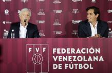 El argentino José Néstor Pekerman (i) habla en un rueda de prensa junto al presidente de a Federación Venezolana de Fútbol (FVF), Jorge Giménez, donde fue presentado hoy, como seleccionador de Venezuela en Caracas (Venezuela).