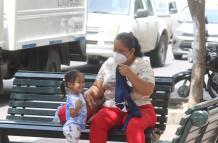 Una mujer acompañada de una menor, en el centro de Guayaquil.