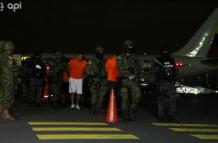 Los privados de libertad, considerados por las autoridades como de alta peligrosidad, llegaron en un avión de las Fuerzas Armadas hasta la base aérea Simón Bolívar en el Puerto Principal