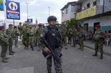 Militares ecuatorianos realizan operativos con fin de contrarrestar hechos delictivos y de violencia, durante el estado de excepción, en Guayaquil (Ecuador), en una fotografía de archivo.