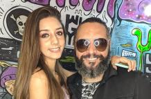 Luis Rueda, artista, junto a su hija Luccy