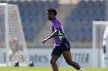 Vinicius Jr. recibe el apoyo de otros futbolistas.