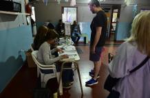 Personas asisten hoy, en un centro de votaciones en Buenos Aires (Argentina). Sergio Massa y Javier Milei son los dos candidatos del balotaje argentino y al final de la jornada uno de ellos será elegido como el futuro presidente del país.
