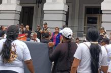 Plantón en los exteriores de la Gobernación