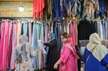 El miedo a la Policía de la moral dispara la venta de velos en Irán